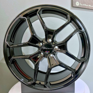 Front view of Giovanna Huraneo Gloss black wheel