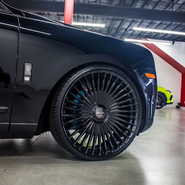 Giovanna Tulum Wheel Gloss black on SUV
