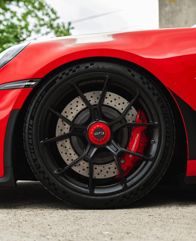 Porsche with red calipers